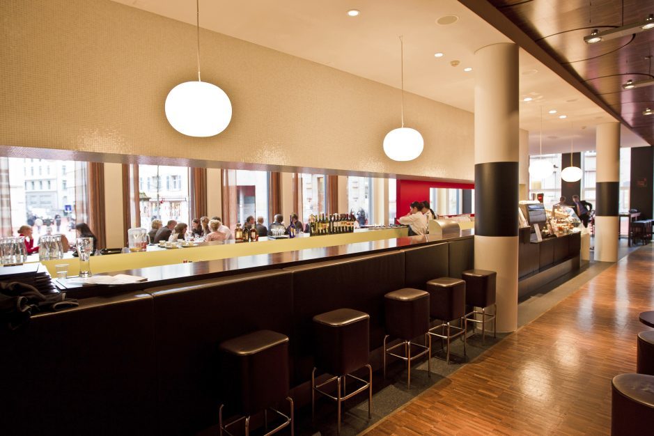 roter_platz_bar_leer (4)_HighResRGB_3352